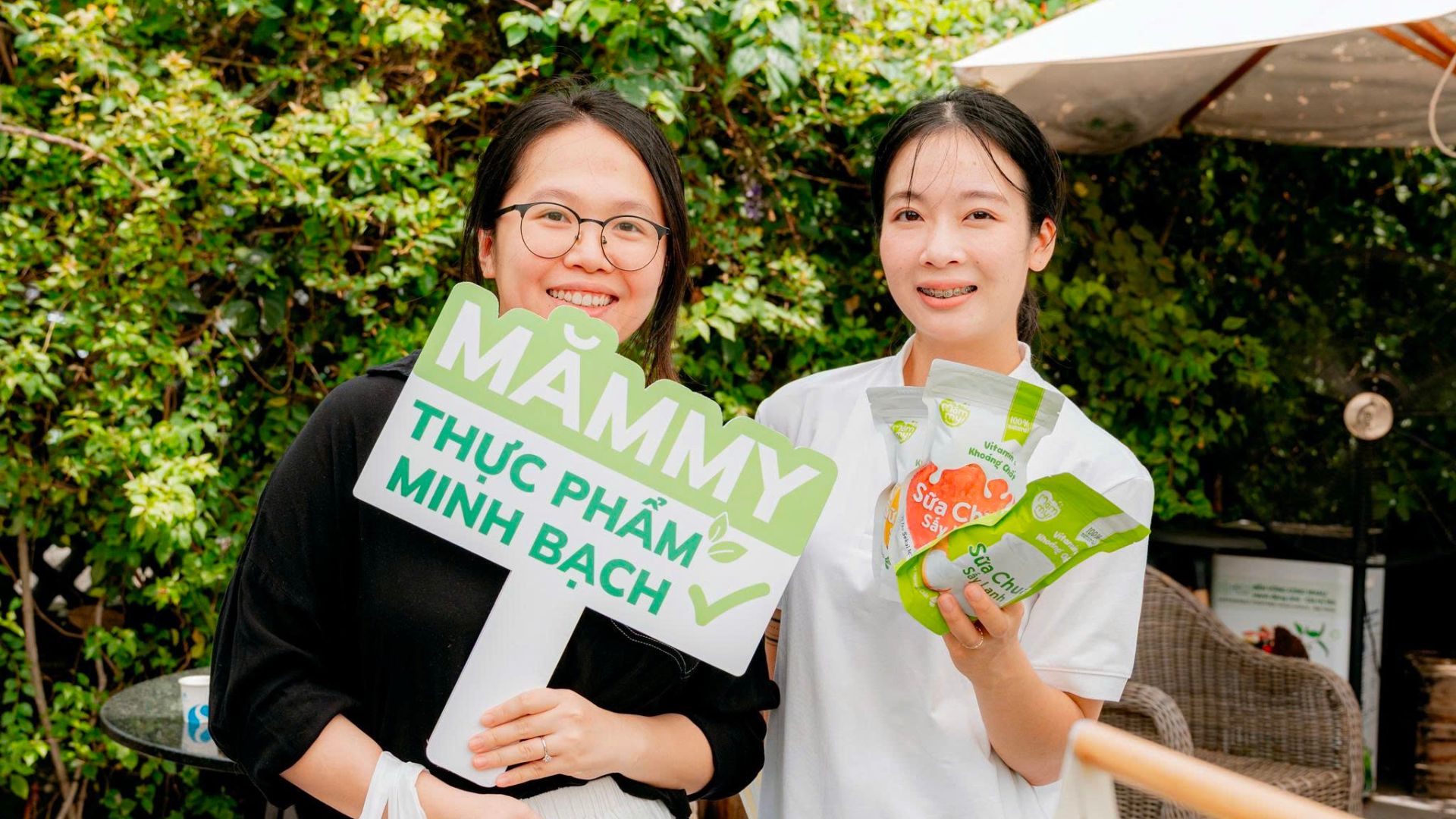 Customers check in at Mămmy booth