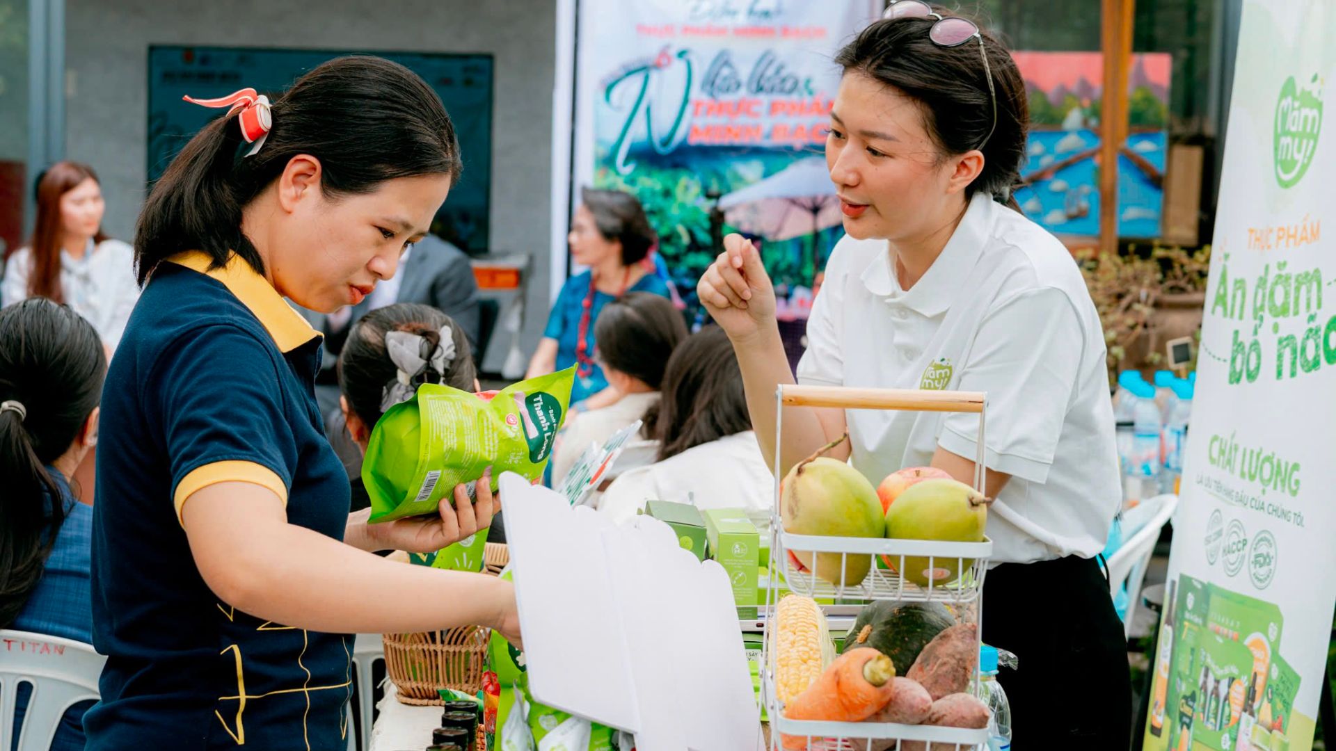 Mămmy staff introduce products to customers