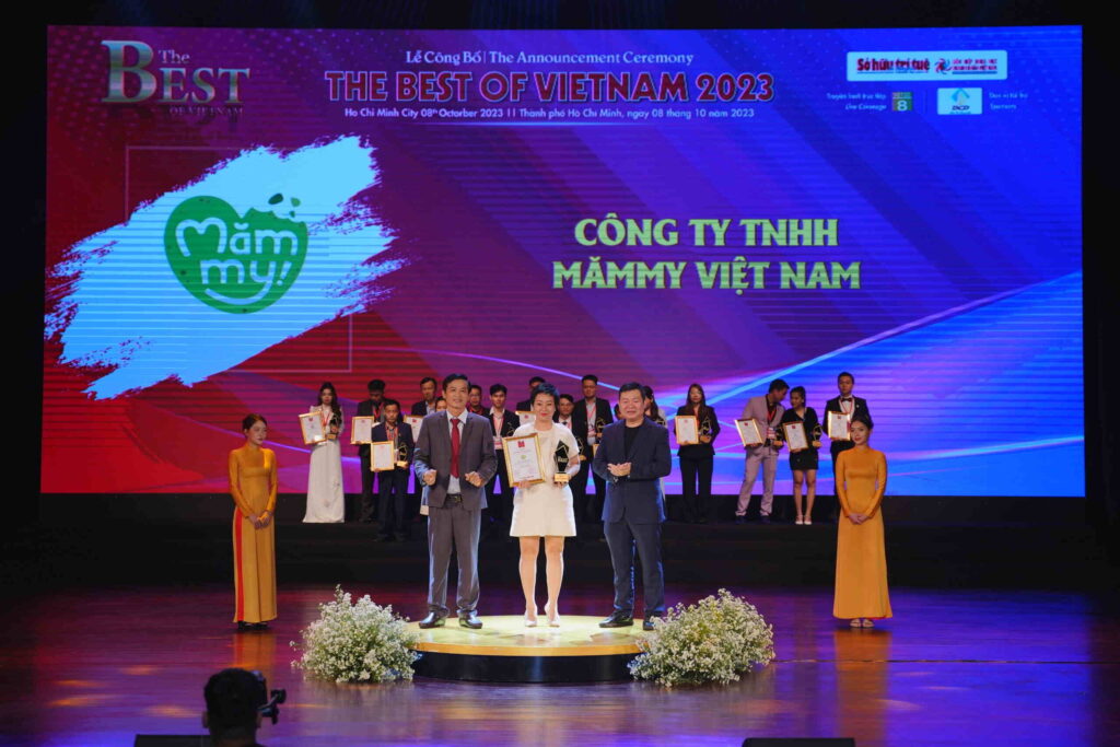 Ms. Pham Thi Dung - Mammy representative received the award Top 10 The Best Of Vietnam 2023