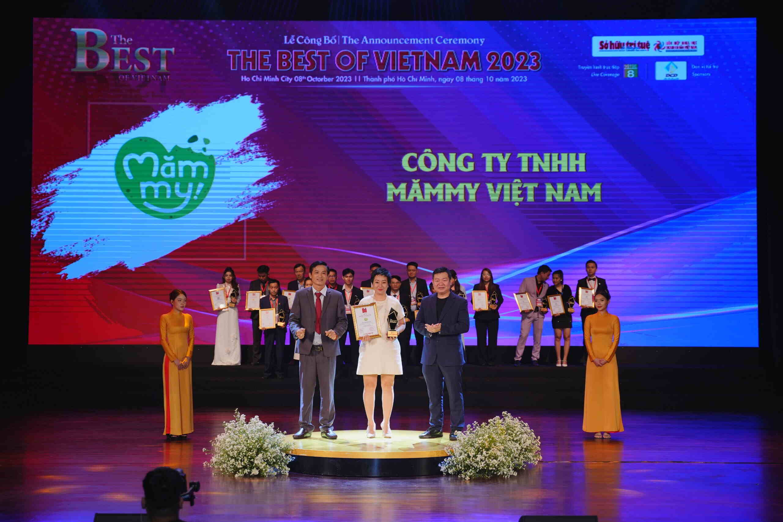Ms. Pham Thi Dung - Mammy representative received the award Top 10 The Best Of Vietnam 2023